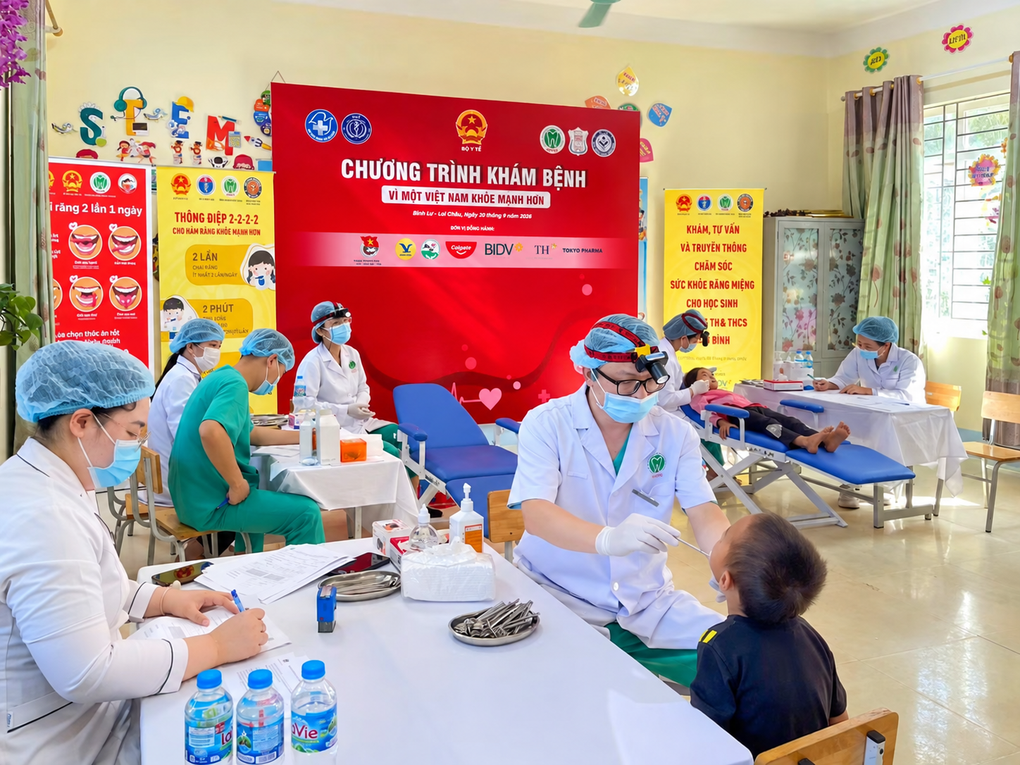 Các bác sĩ khám và tư vấn sức khỏe răng miệng cho các em học sinh